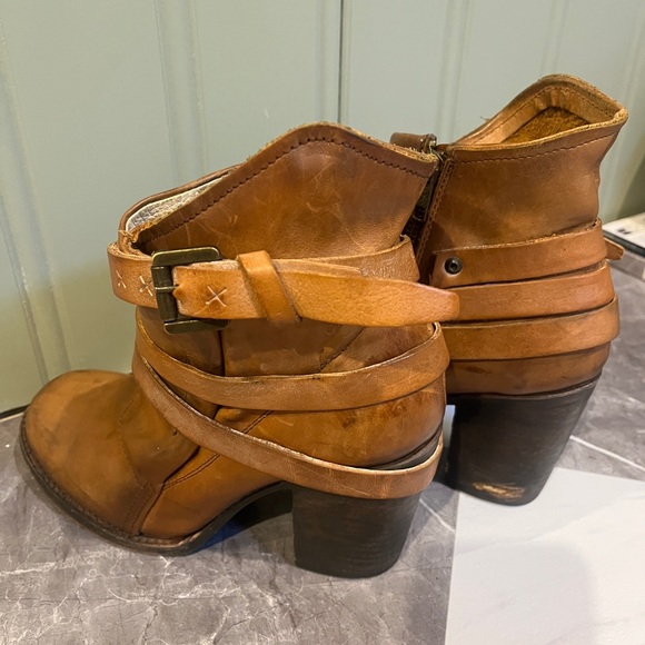 FREEBIRD - Women’s Tan Leather Ankle Boots with Strap Detail - size 9 - Picture 3 of 4
